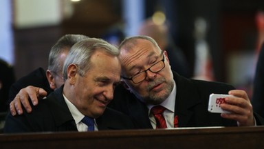 Stanisław Koziej i Jacek Michałowski zrobili sobie selfie w... kościele