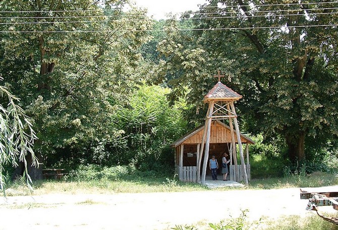 Kapela na mestu manastira Bešenovo 2003. godine