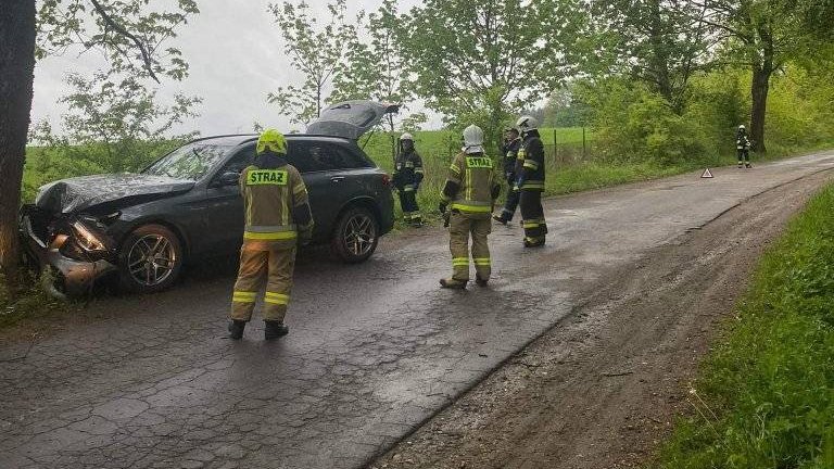 Kierowca mercedesa uderzył w drzewo