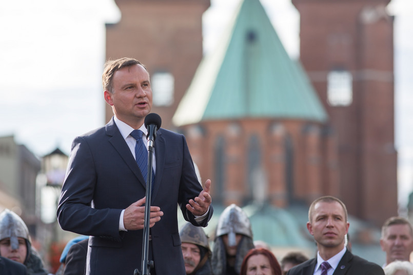 Prezydent Andrzej Duda spotkał się z mieszkańcami na rynku głównym w Gnieźnie