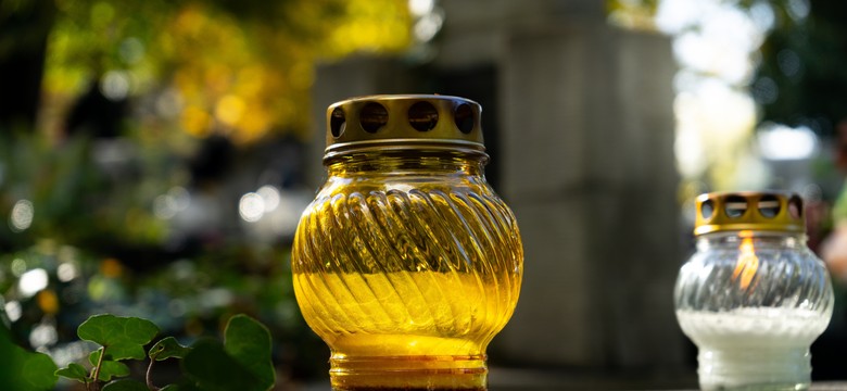 Kolor zniczy na grobie ma znaczenie. Warto to wiedzieć przed Wszystkimi Świętymi 2025