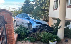 Oborniki: Ford Focus uderzył w betonowy płot, a odłamki raniły mieszkankę budynku