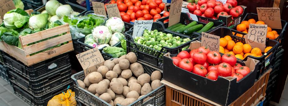 W lutym 2020 r warzywa były droższe niż rok wcześniej o 8,5 proc. Targowisko Kapuściska w Bydgoszczy, 21 lutego 2020 r.