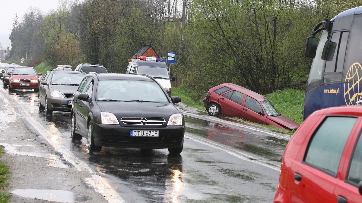 18-letni chłopak został ciężko ranny podczas ucieczki przed policją na Podhalu - podało radio RMF FM.