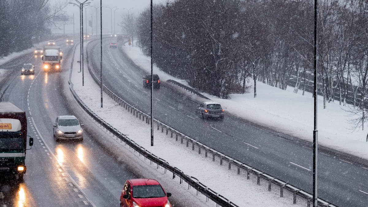 Na wniosek policji i straży pożarnej GDDKiA czasowo zamknęła autostradę A2 od węzła Emilia do Wartkowic. Jak tłumaczą drogowcy, to konieczne, by odśnieżyć i odlodzić nawierzchnię autostrady. Od rana na A2 doszło do czterech wypadków, zginęła jedna osoba. Po wykonaniu prac autostrada została odblokowana przed godziną 14.