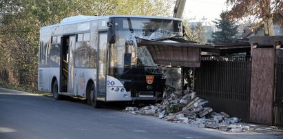 Autobus wjechał w ogrodzenie. Kabina kierowcy zupełnie zniszczona