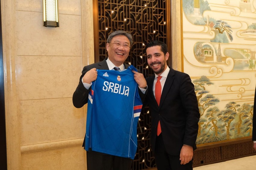 Kineski ministar trgovine drži Jokićev dres