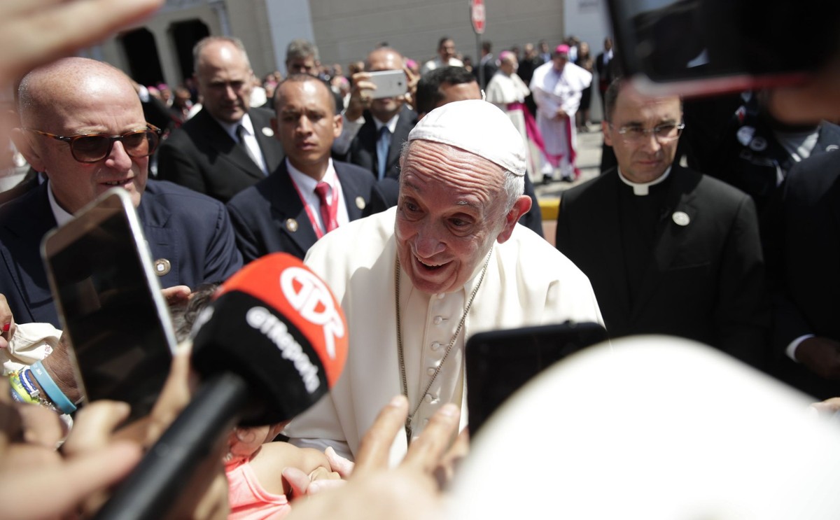 Przed mszą Franciszek objechał teren witając się z młodzieżą. Na zakończenie niedzielnej mszy ogłoszone zostanie miejsce następnych Światowych Dni Młodzieży.