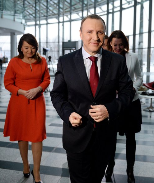 Warszawa, 08.01.2016. Nowo powołany prezes TVP Jacek Kurski (front) podczas konferencji prasowej w siedzibie Telewizji Polskiej przy ul. Woronicza w Warszawie. Towarzyszą mu dziennikarki TVP - Anna Popek (P) i Danuta Holecka (L)