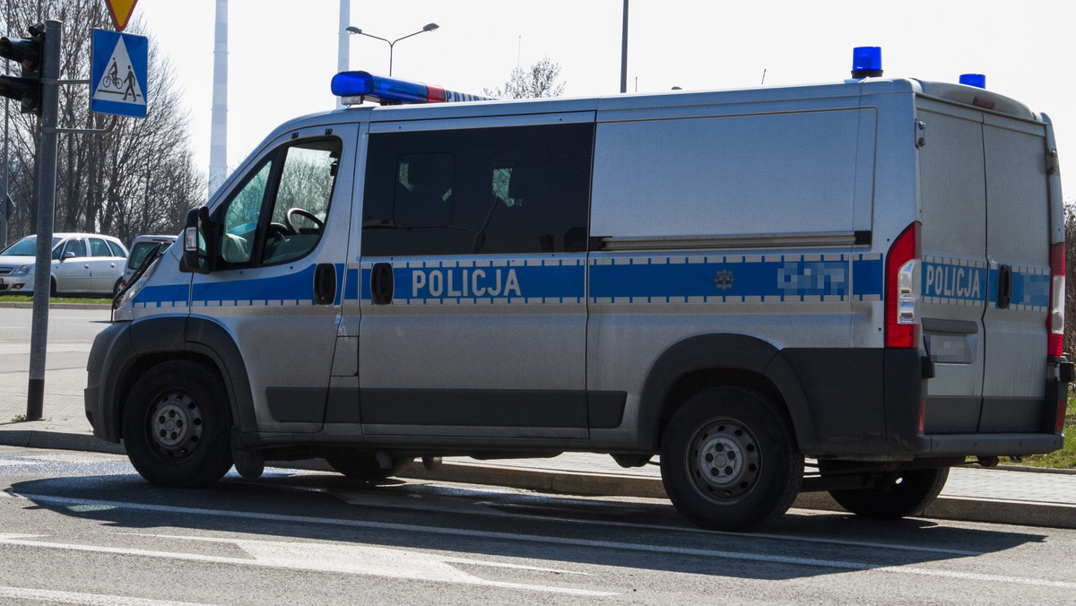 Policja poszukuje mężczyzny, który strzelił do busa w Zielonej Górze. Pocisk trafił w okno pasażera - informuje rmf24.pl.