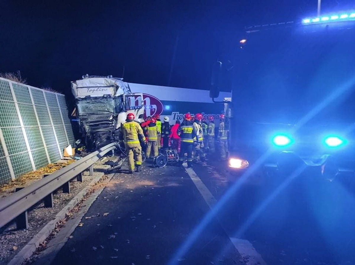 Miejsce zderzenia ciężarówki i autokaru na trasie S8
