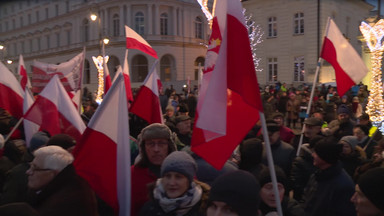 Demonstracja sympatyków PiS przed Pałacem Prezydenckim. "Opozycja chce obalić rząd"