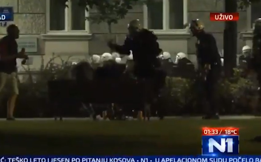 Policija tuče momke na klupi