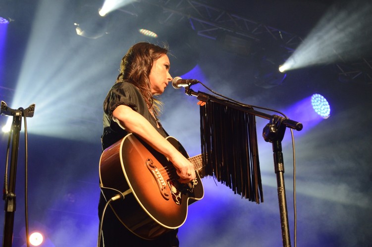 Kasia Kowalska na scenie klubu Stodoła. Warszawa, 25 listopada 2018 roku