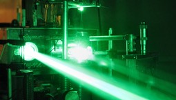 Elektronika tworzona światłem. Przełom w materiałach dla medycyny i technologii ubieralnych