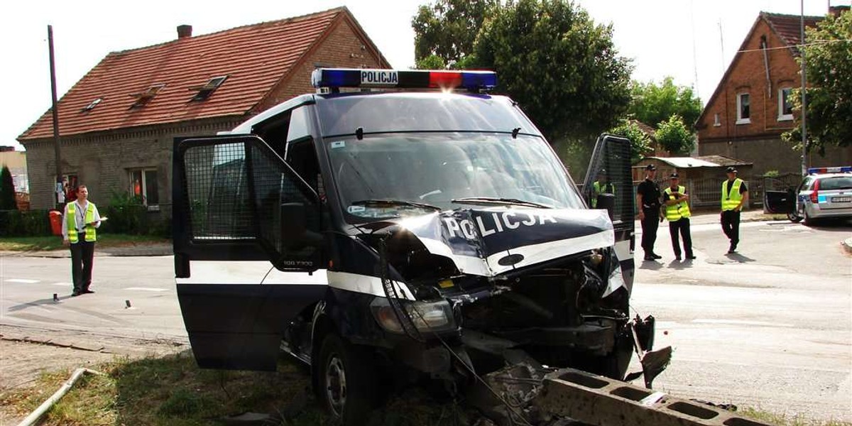 Policjanci ranni w drodze na mecz