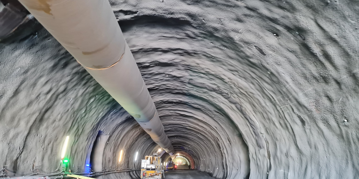 Na konstrukcję dłuższego tunelu składają się: dwie nawy główne dla ruchu pojazdów - o długościach 2 301,88 m oraz 2 272,20 m