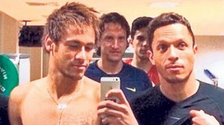 Neymar büszke a hasizmaira