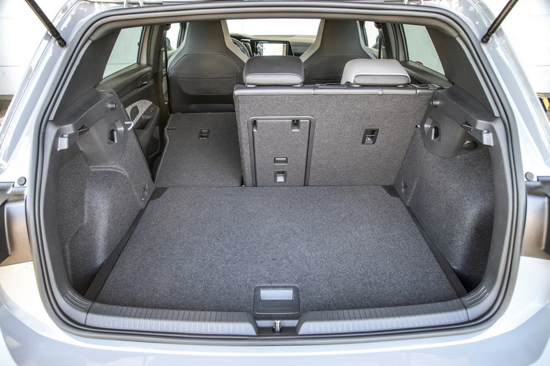 Volkswagen Golf 2022 - pojemność bagażnika: 381-1237 l. Ładowność: 499 kg.