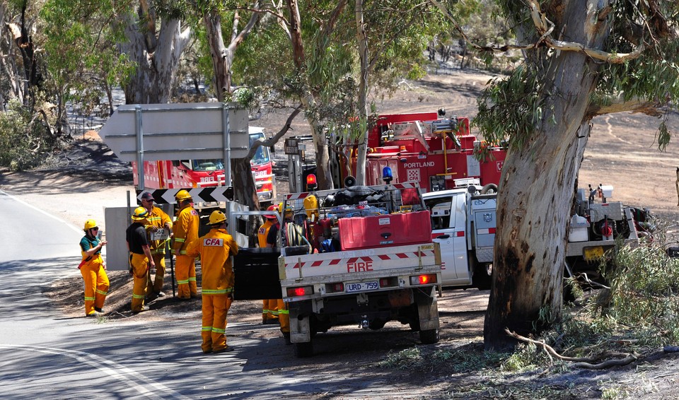 AUSTRALIA BUSHFIRES (Australia battles worst southern bushfires in 30 years )