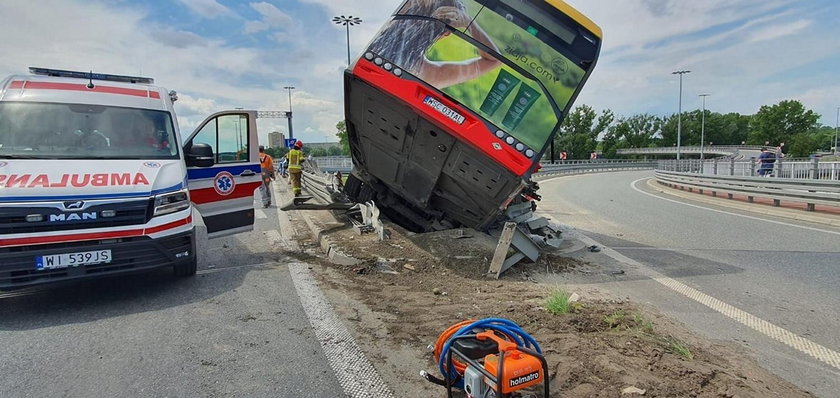 Autobus spadł z wiaduktu