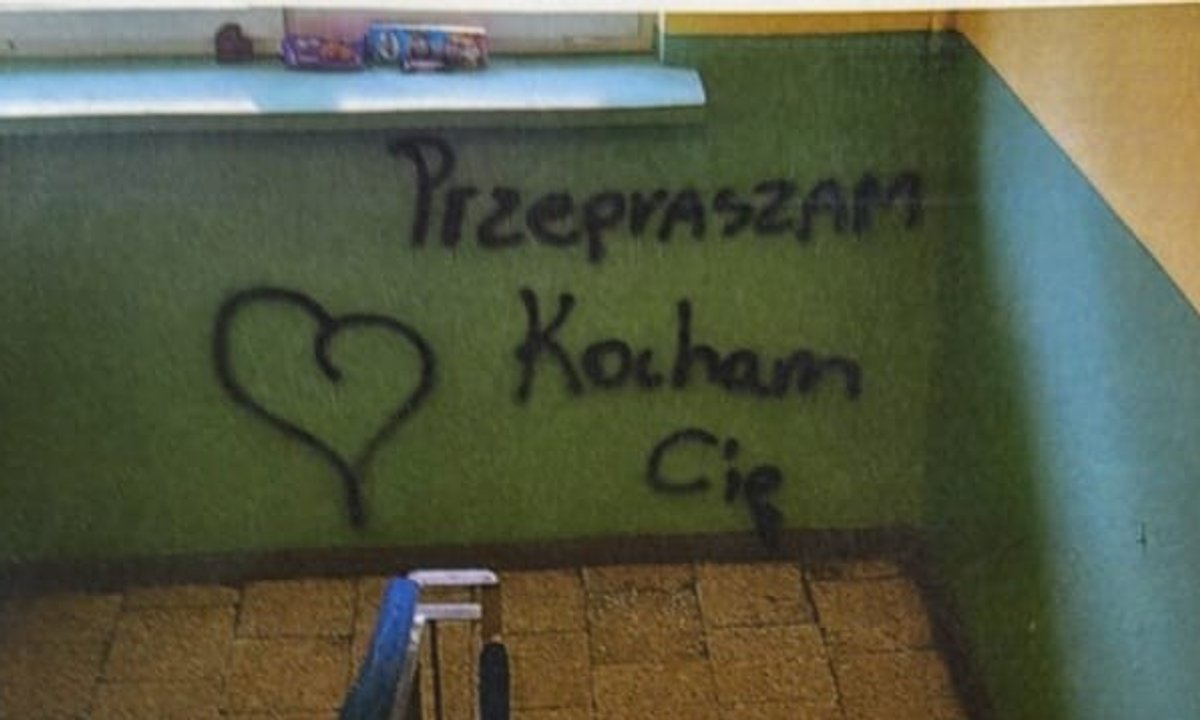 Nietypowe napisy na klatce schodowej w bloku. Policja zatrzymała 23-latka