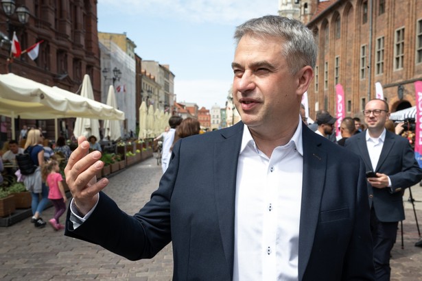 Wicepremier, minister cyfryzacji Krzysztof Gawkowski podczas konferencji prasowej "Koniec z milionami od państwa na imperium Rydzyka! Fundusz Sprawiedliwości dla ofiar przestępstw, nie kleru"