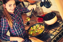 Gotujesz czy kupujesz? Jak sobie poradzić z brakiem czasu na gotowanie