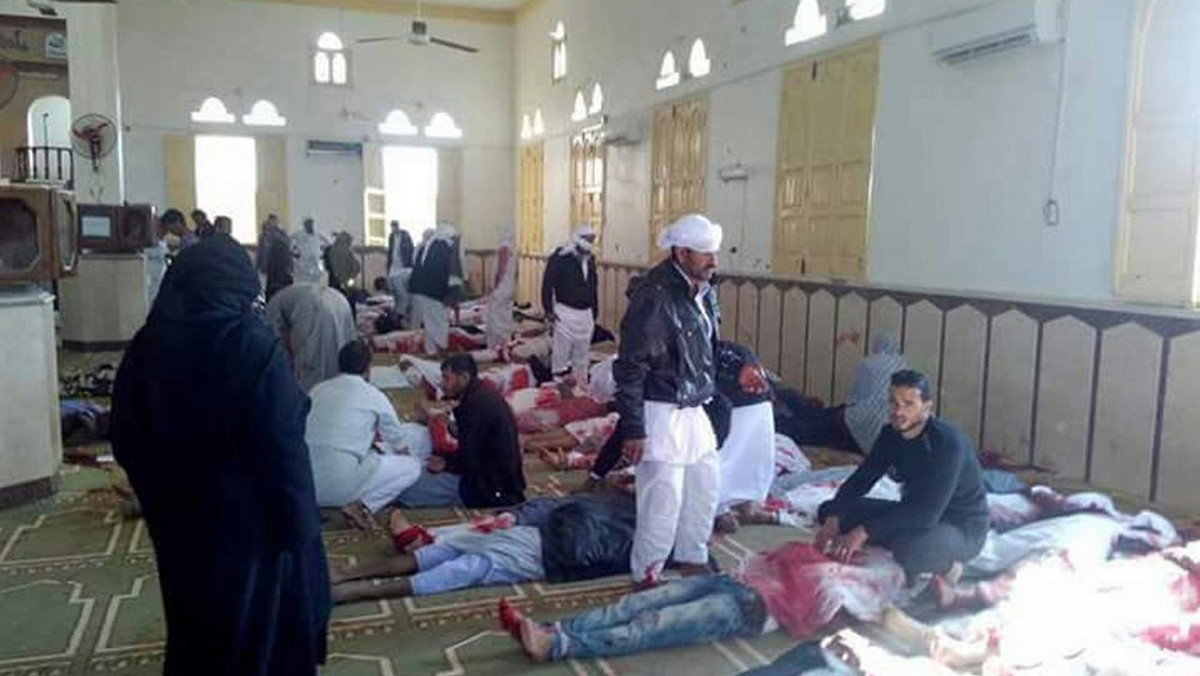 We wczorajszym zamachu na meczet na półwyspie Synaj w Egipcie zginęło 305 osób, w tym 27 dzieci. 128 osób odniosło obrażenia. Sprawcy mieli przy sobie flagę Państwa Islamskiego (IS) - poinformował w sobotę egipski prokurator generalny Nabil Sadek.
