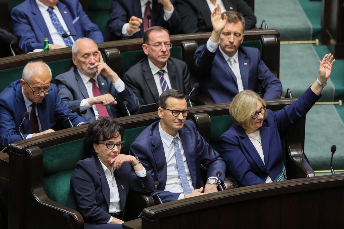Wpisy polityków PiS na X zostały opatrzone komentarzem przez społeczność serwisu