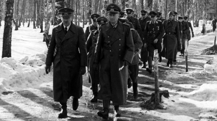 Adolf Hitler Hans von Kluge kíséretében elhagyja a Középső Hadseregcsoport főhadiszállását 1943 márciusában, a Führer mit sem sejtett a sikertelen merényletről / Fotó: Getty Images