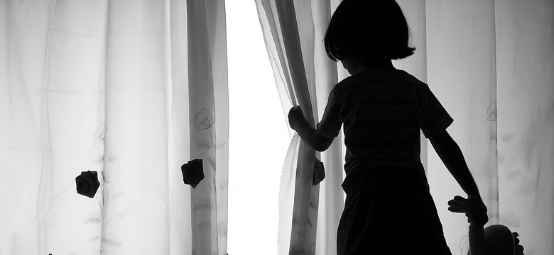 Rozpijał nieletnie i podawał im środki odurzające. 43-letni pedofil oskarżony