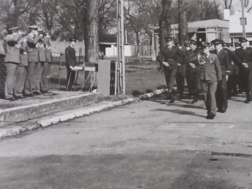 Andrzej Wieszczycki na czele pododdziału zaopatrzenia i ochrony w jednostce wojskowej w Grajewie