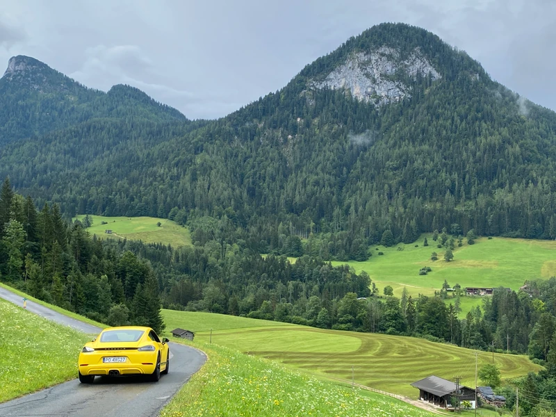 Porsche 718 Cayman T (982c) – podróż w Alpy