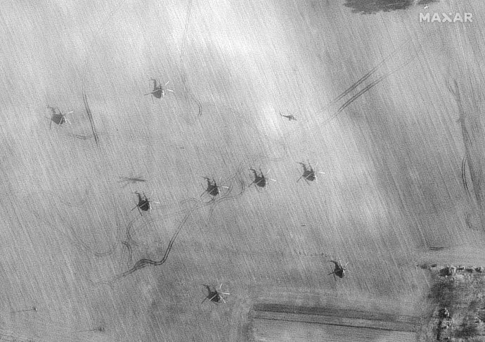 Zdjęcia satelitarne przygotowanych do ataku na Hostomel rosyjskich śmigłowców zgromadzonych na lądowisku polowym w pobliżu miejscowości Chojniki na Białorusi, położonego 32 km od granicy z Ukrainą