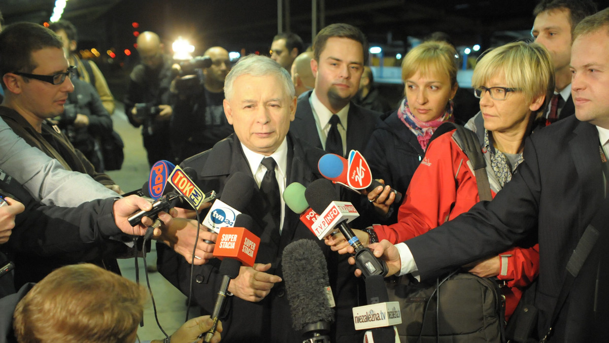 Jarosław Kaczyński znów na finiszu kampanii wyborczej w Polsce uderzył w antyniemieckie tony, chcąc najwyraźniej zmobilizować ostatnie rezerwy wyborców PiS - ocenia niemiecki dziennik "Sueddeutsche Zeitung". - Jarosław Kaczyński nie wytrzymał już dłużej prezentowania się jako roztropny polityk, dla którego najważniejsza jest funkcjonująca gospodarka. Na kilka dni przed polskimi wyborami parlamentarnymi wystrzelił całą salwę do sąsiadów w Niemczech - zaznacza "Sueddeutsche Zeitung".