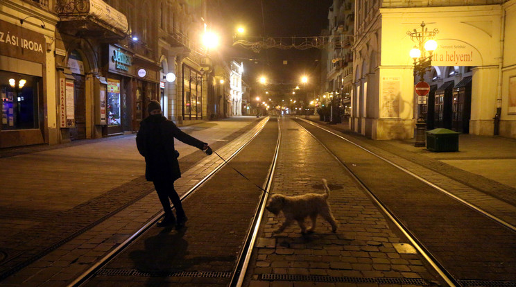 A Terrorelhárítási Központ (TEK) munkatársai járőröznek a miskolci Széchenyi utcában. Fotó: MTI/Vajda János 