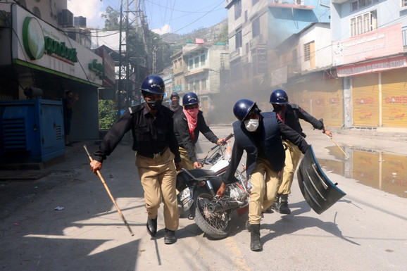 POGINUO POLICAJAC, BESNA MASA PALILA GUME Haos u Pakistanu na protestima zbog povećanja troškova života (VIDEO, FOTO)