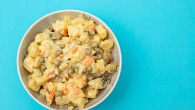 zamiast nudnej jarzynowej, podaj tę sałatkę. przepis siostry anastazji. sałatka na święta