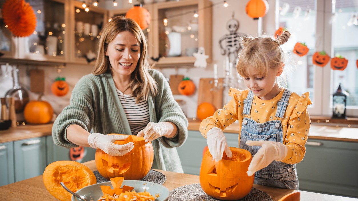 Zistite, ako vyrezať tekvicu, ktorá vydrží celé týždne.