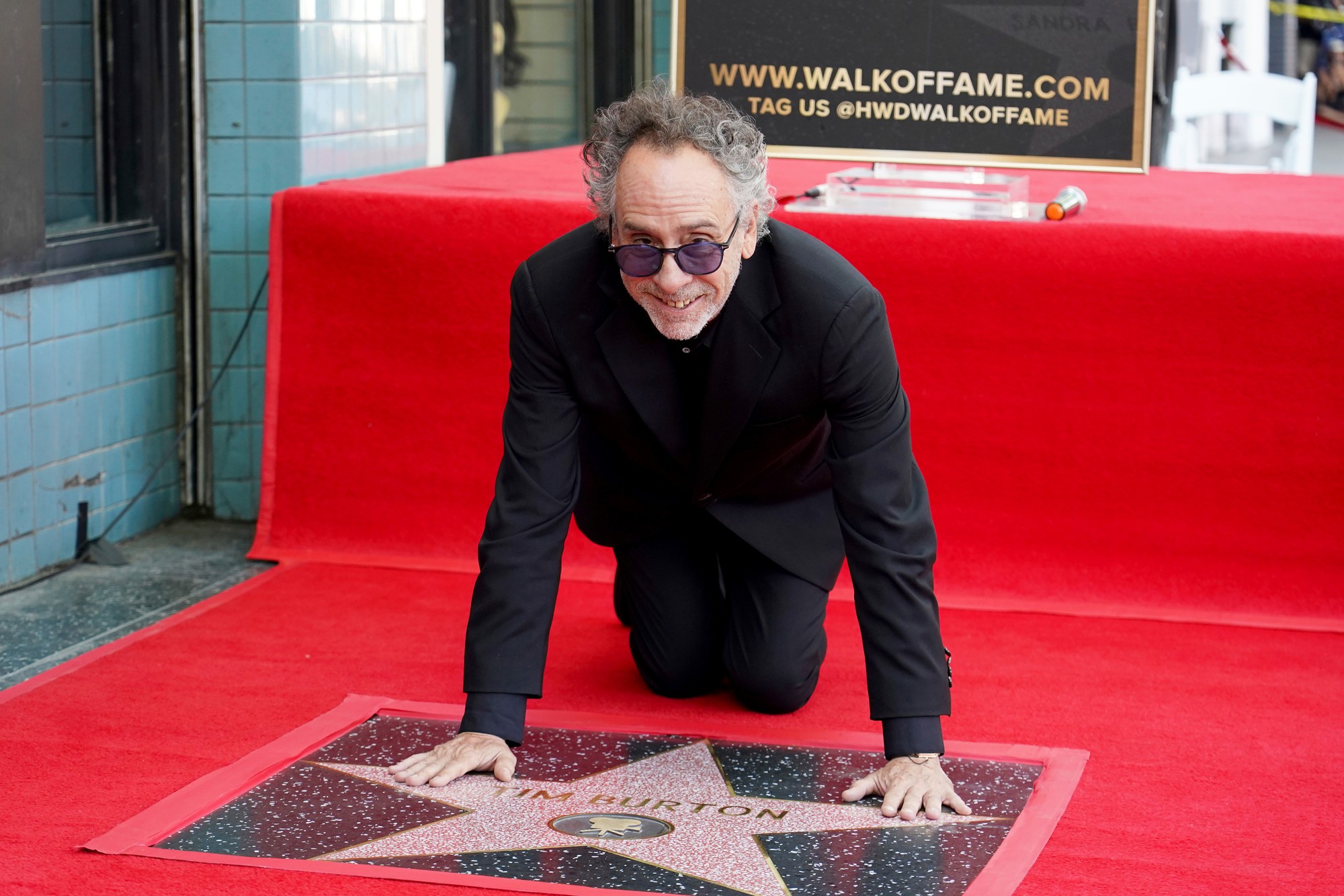Režisér Tim Burton počas slávnostného udelenia hviezdy na hollywoodskom Chodníku slávy v Los Angeles.