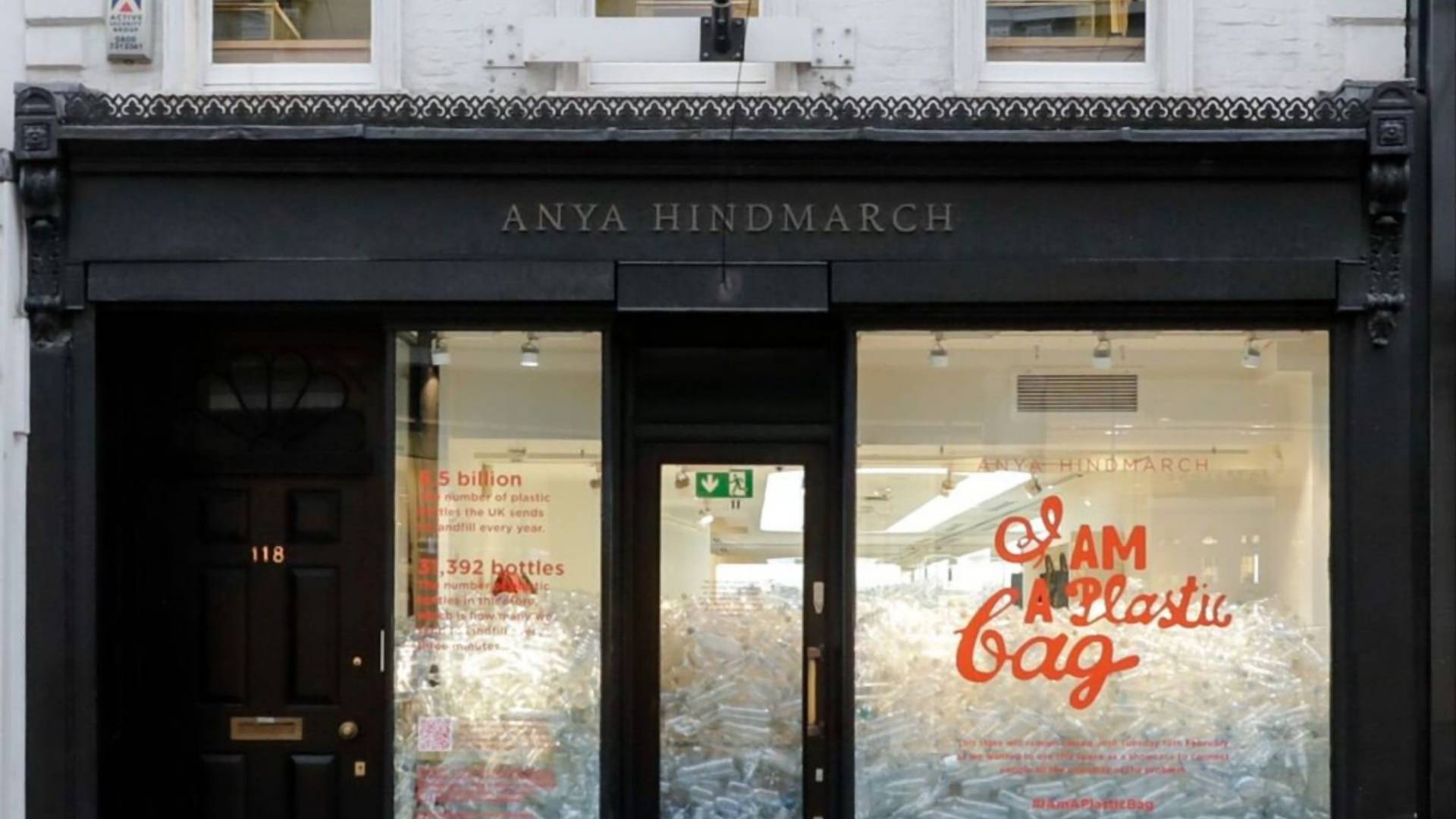 Dizajnérka počas týždňa módy zatvorila obchody, naplnila ich tisícmi plastových fliaš
