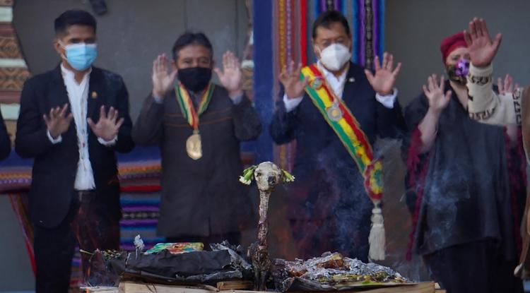 Bolívia vezetői résztvesznek egy ünnepi égőáldozat szertartáson