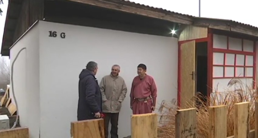 Bulat Šagzin ispred svoje kuće u mestu Belo Blato