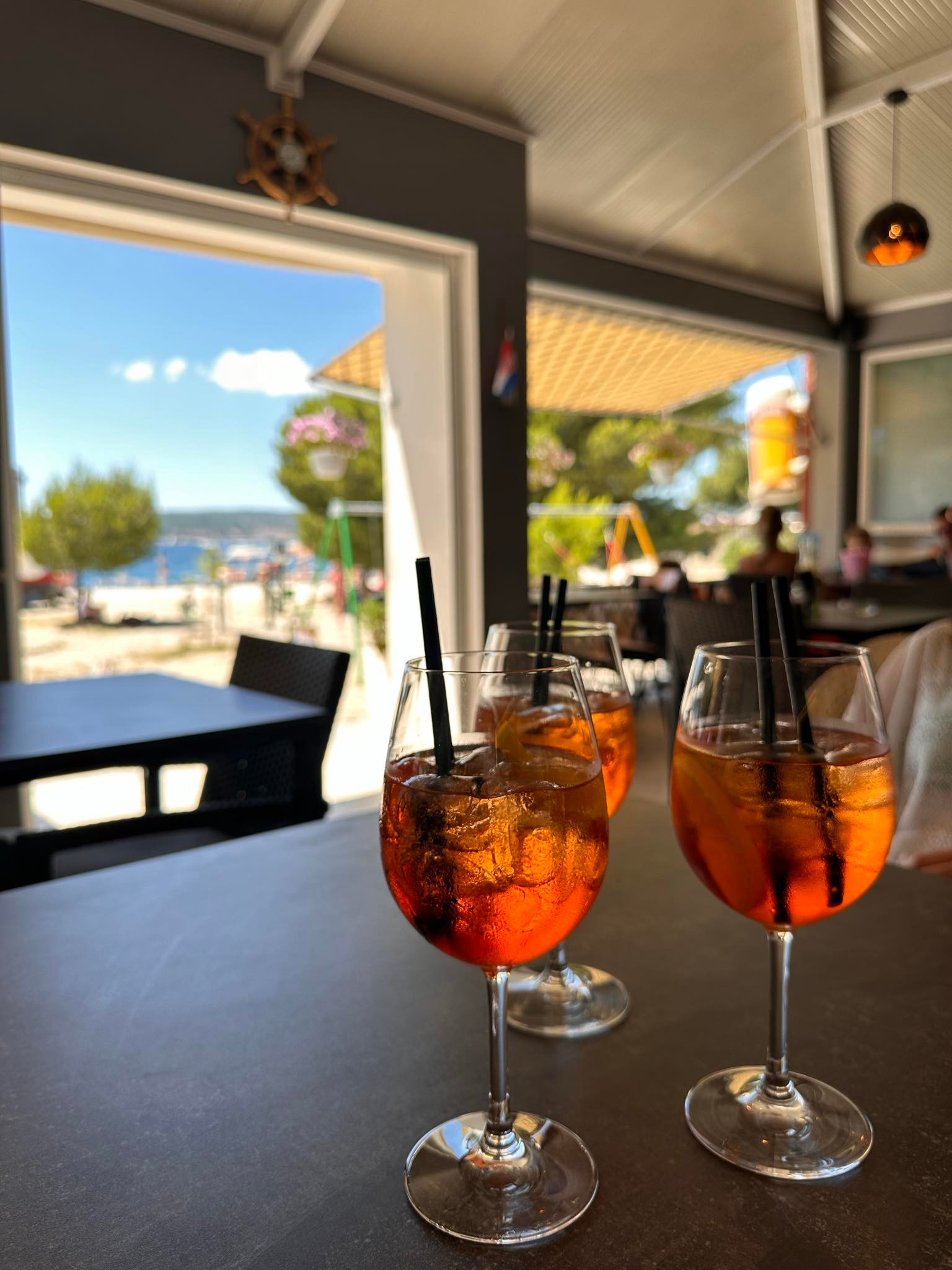 Veronika si s kamarátkami v Chorvátku objednali kávu a drinky.