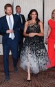 Oscar de la Renta. A brand, amelynek viseléséről minden nő álmodozik - valahogy úgy, mint Carrie Bradshaw a Szex és New Yorkban. Meghan Markle álmai valóra váltak, az ő ruhája 13 000 dollár körül mozog, ami forintban több mint 4,5 millió forintot jelent 2024-ben.
