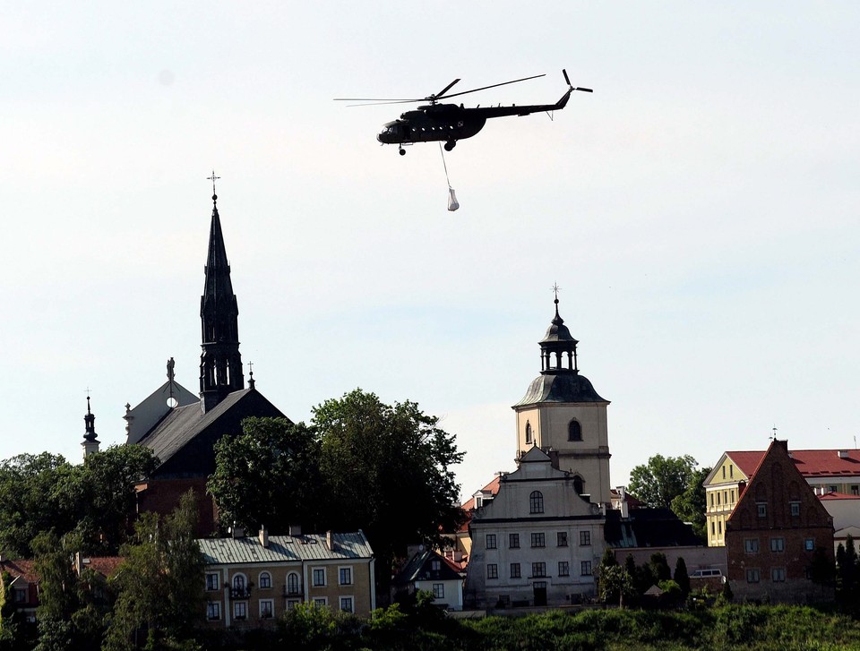 SANDOMIERZ POWÓDŹ UMACNIANIE WAŁÓW