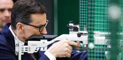 Morawiecki otwierał strzelnicę i sam wziął do rąk karabinek pneumatyczny.  Czy trafił w "dziesiątkę"?