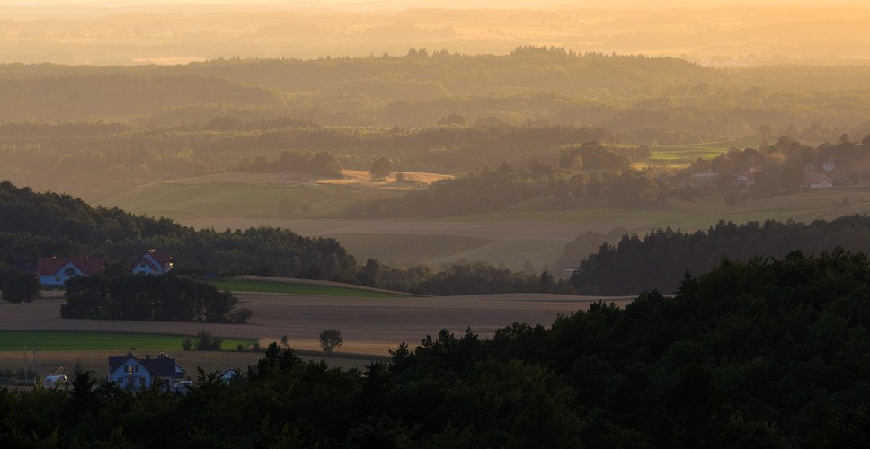 <strong>Szlak Kaszubski</strong>
<br></br>
Gratka dla miłośników odpoczynku na rowerze. Szlak Kaszubski to czerwony znakowany szlak turystyczny wytyczony przez obszar powiatów kartuskiego i kościerskiego prowadzący z Kamienicy Królewskiej do miejscowości Olpuch, kaszubskim obszarem województwa pomorskiego. Szlak liczy ok. 131 km długości.
<br></br>