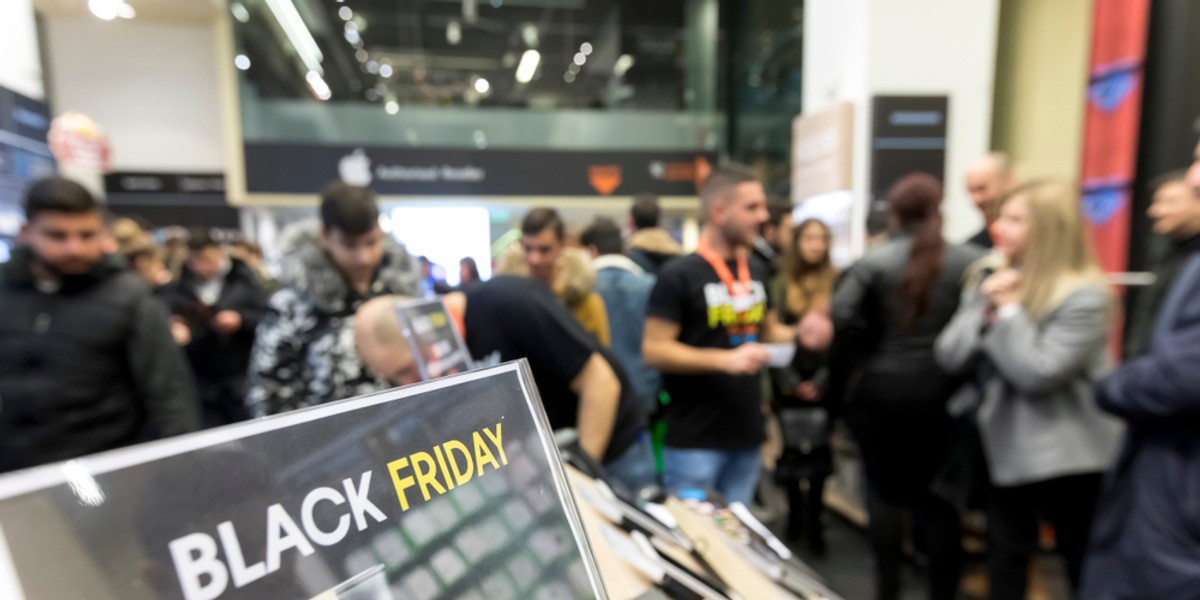 Szczególnie w okresie black friday UOKiK przypomina, żeby uważać na sztuczne obniżanie cen